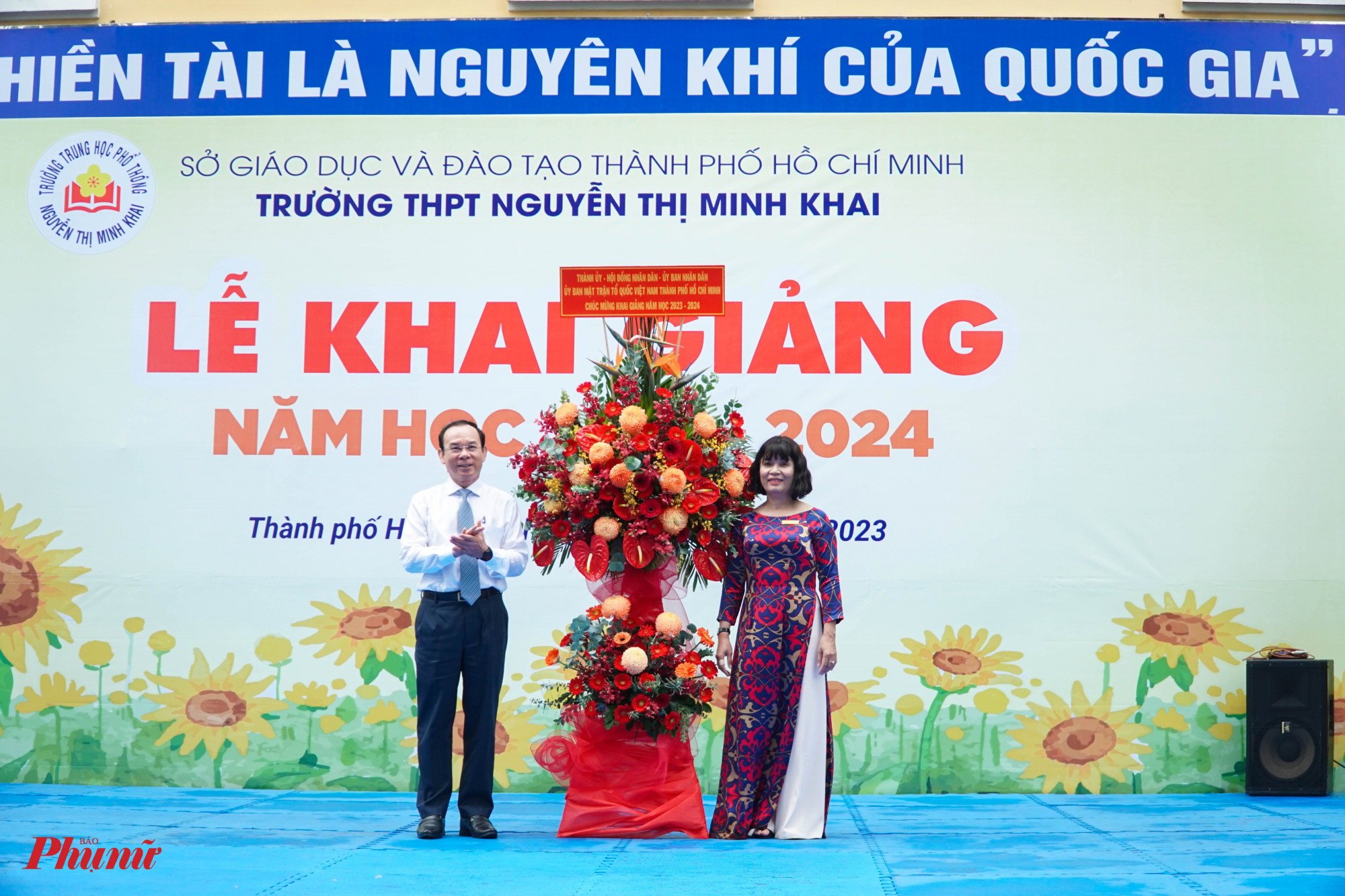 4; Bí thư Thành ủy Nguyễn Văn Nên tặng hoa chúc mừng Trường THPT Nguyễn Thị Minh Khai nhân ngày khai giảng.